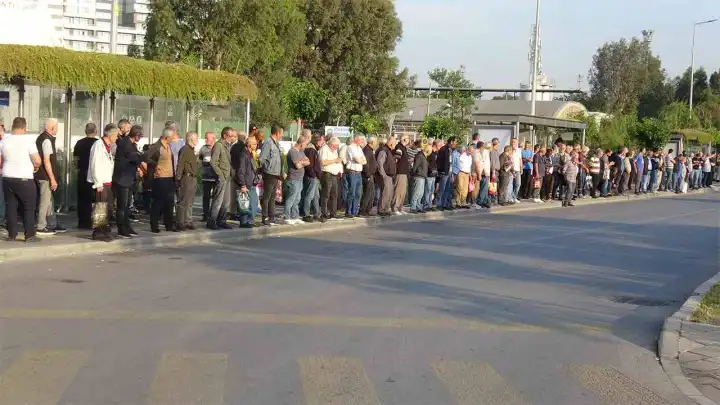 İzmir’de 23 bin kişilik grev şehri kilitledi: Otobüs duraklarında metrelerce kuyruk oluştu