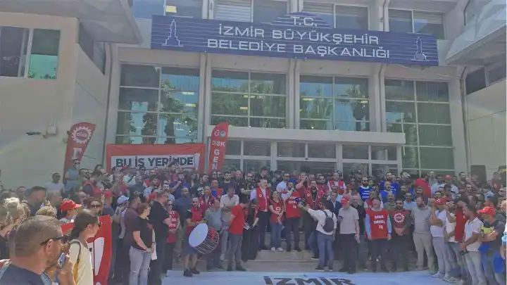 İzmir’de grev halayı başladı: Emekçiler eşit işe eşit ücret istiyor