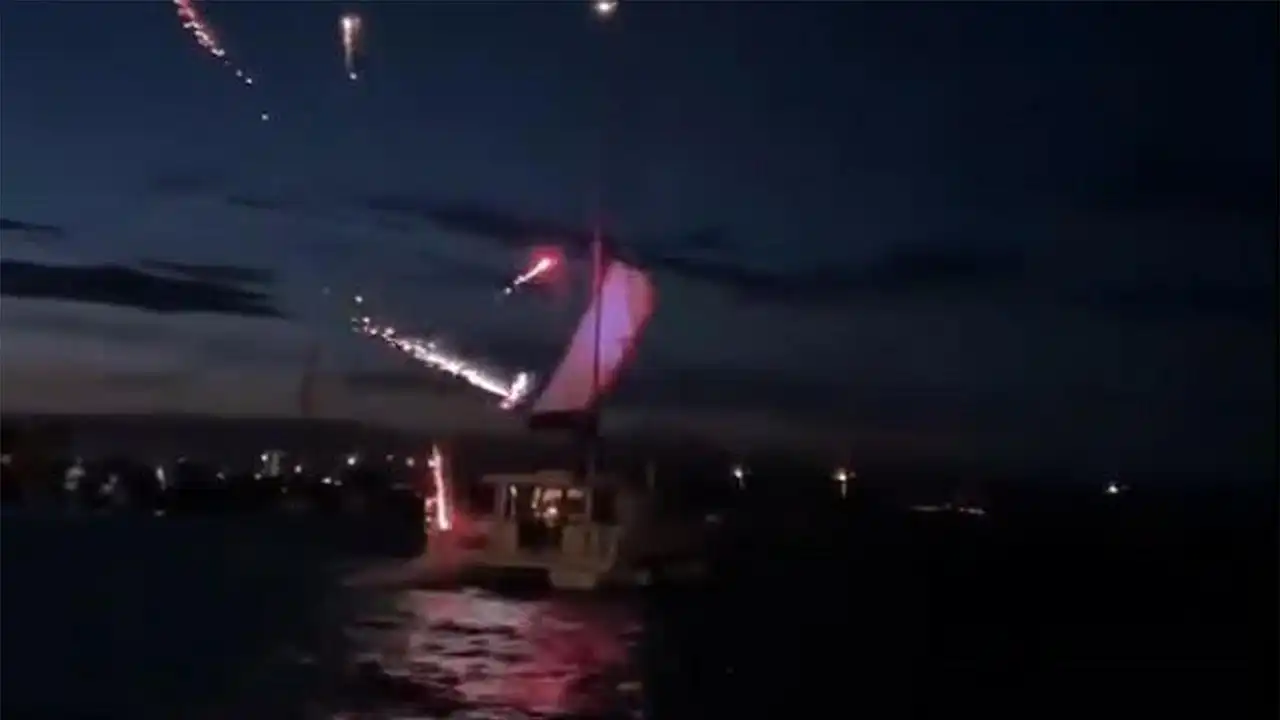 İzmir haber: Paramotorla akrobatik manevralar yaparken tekneye çarptı haberinin görseli