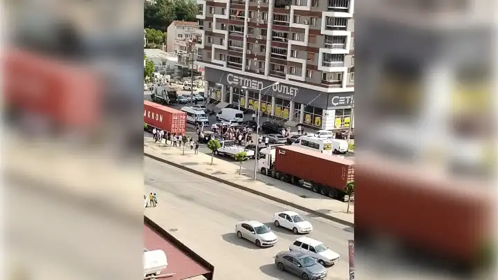 İzmir haber: Yol ortasında otomobile ateş açtılar