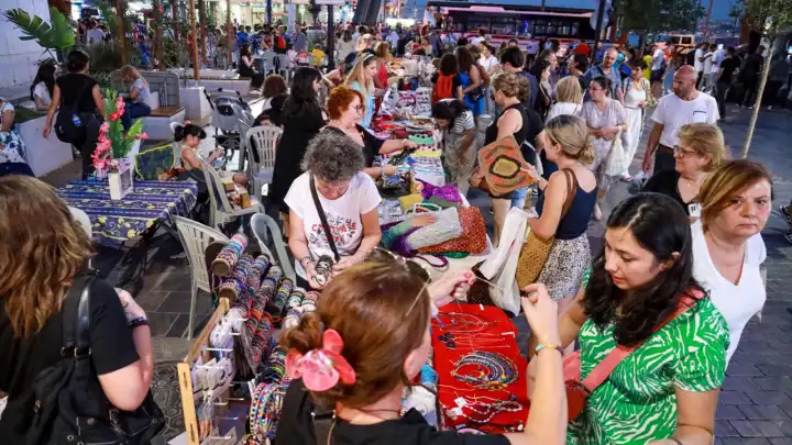 Karşıyaka’da kadın üreticilere özel ‘El Emeği Gece Pazarı’