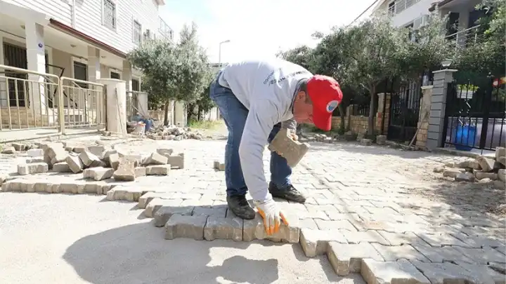 Menderes’te yol seferberliği: 44 mahallede yollar tamir ediliyor