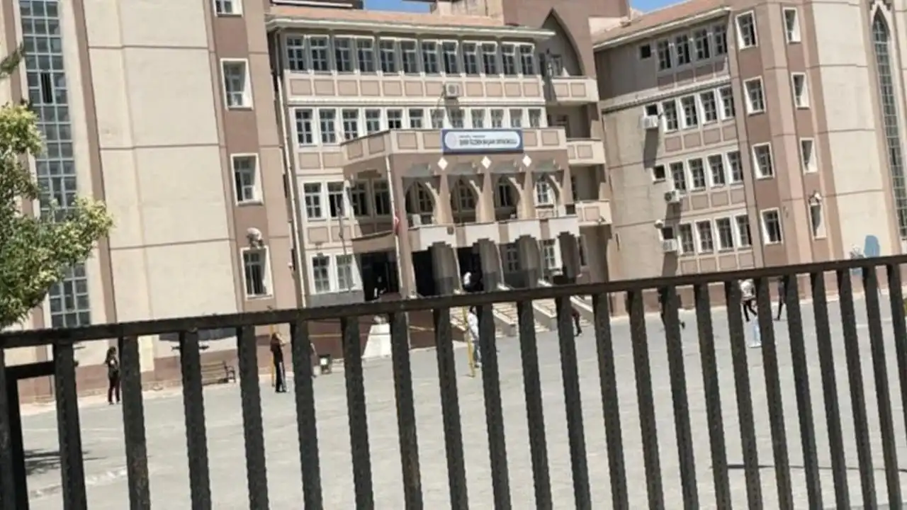 Okulda şok olay: Öğrencisini tekme tokat döven öğretmen tutuklandı! haberinin görseli