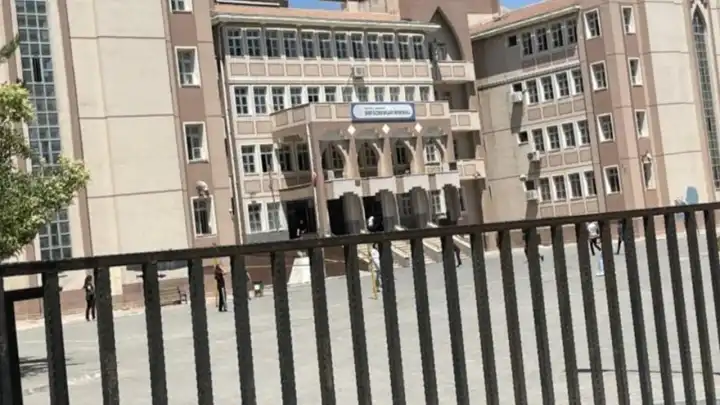Okulda şok olay: Öğrencisini tekme tokat döven öğretmen tutuklandı! haberinin görseli