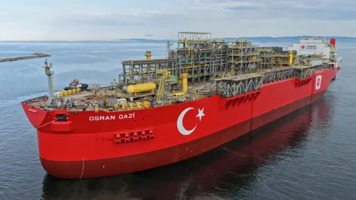 Osman Gazi İstanbul Boğazı'ndan geçti