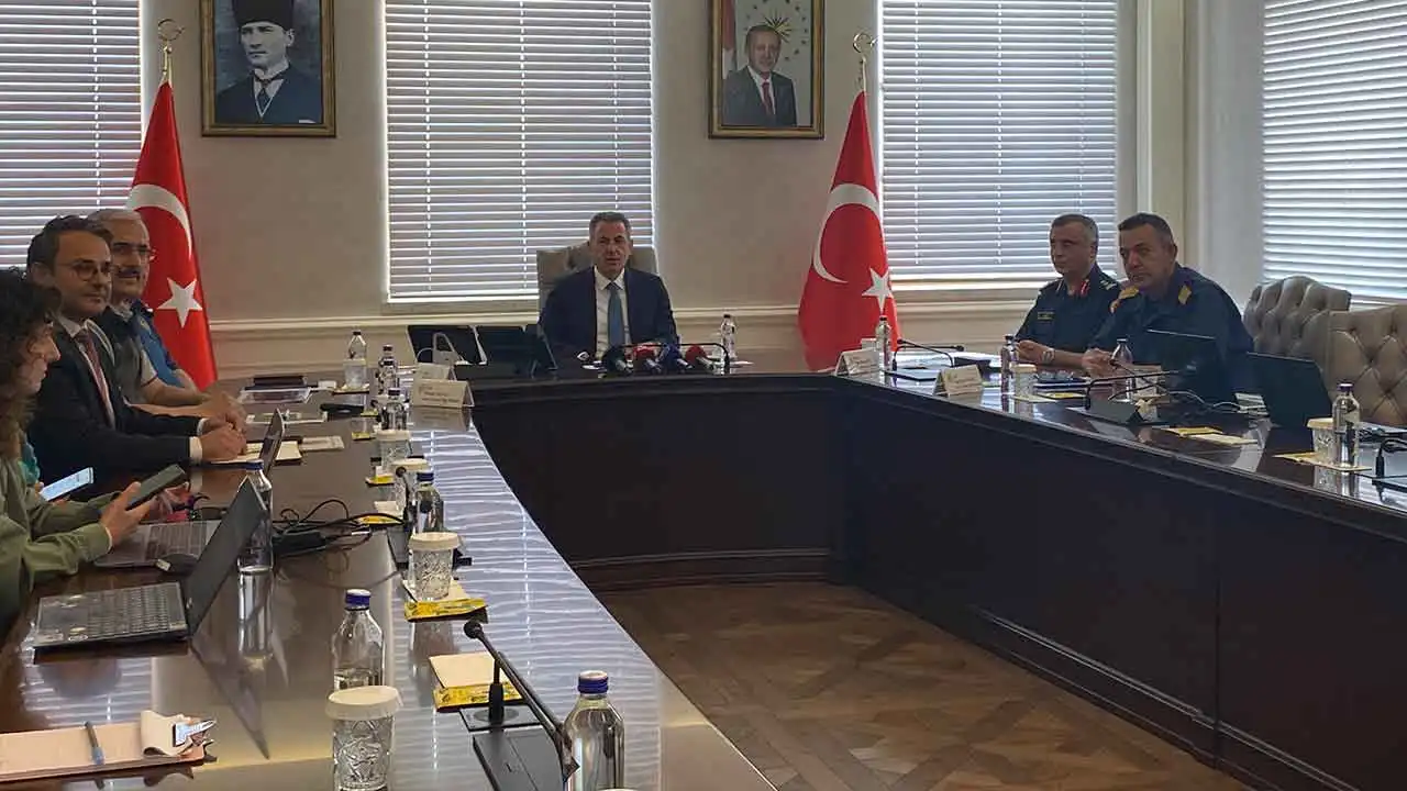 Vali Elban: Orman yangınlarıyla mücadelede İzmir hazır durumda haberinin görseli