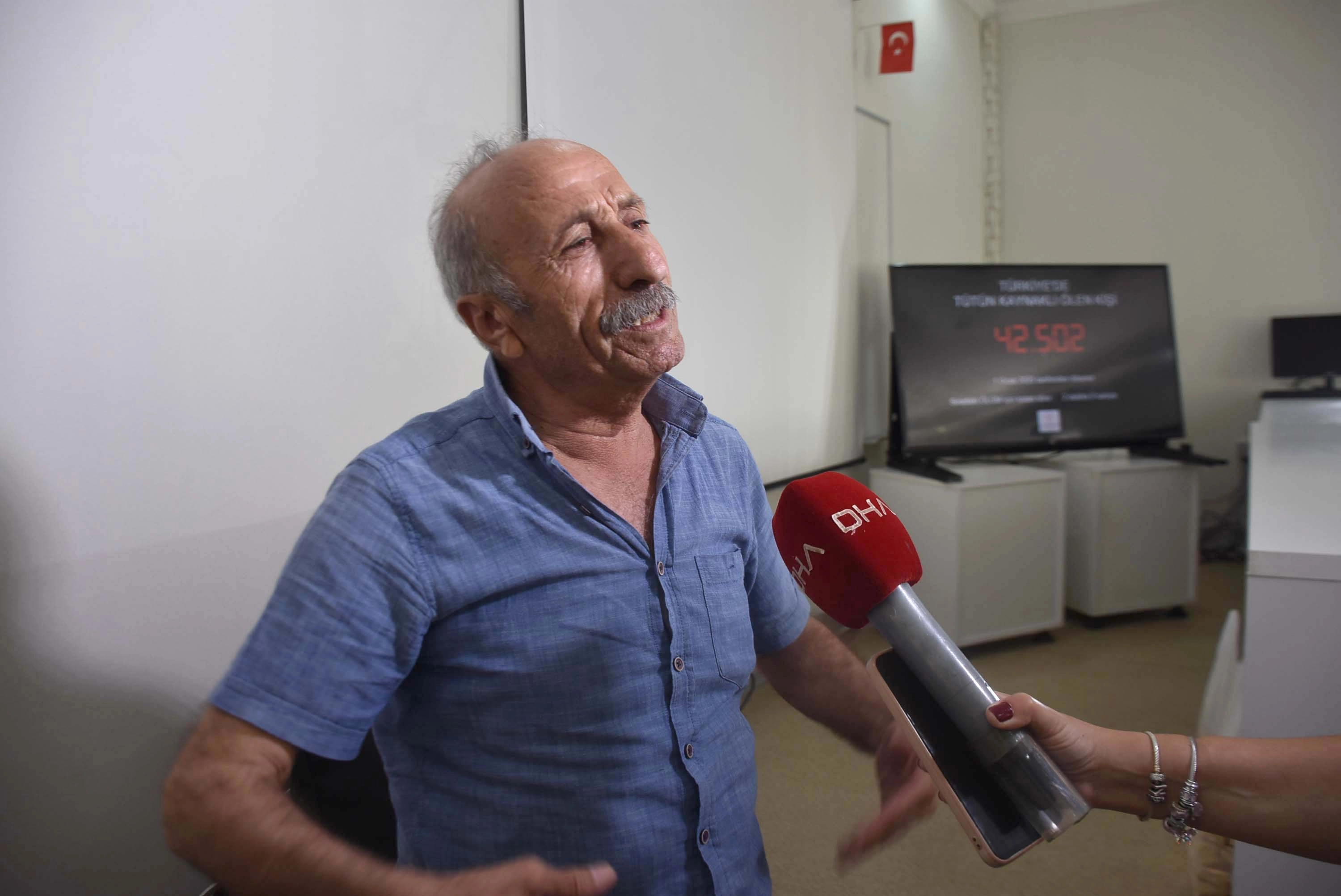 55 yıl sonra sigarayı bıraktı: Kokusu bile rahatsız ediyor! başlıklı video haberin görseli