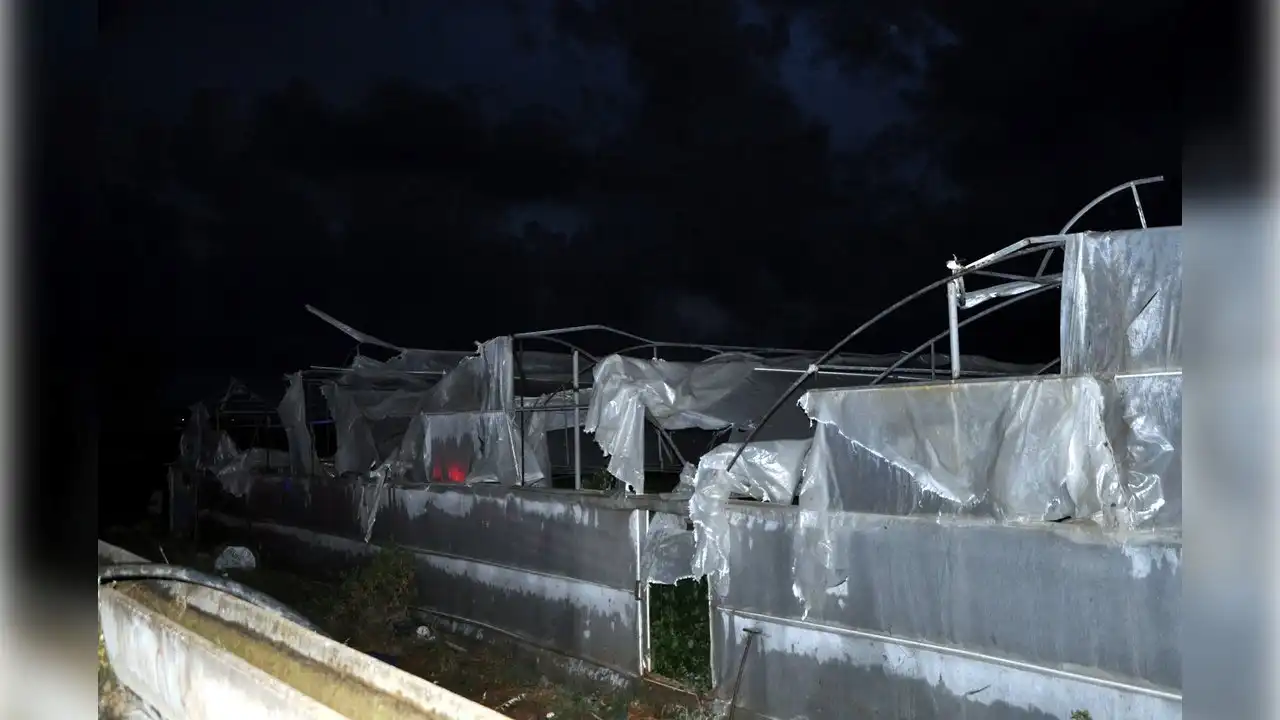 Antalya'da hortum: Seralar maf oldu haberinin görseli