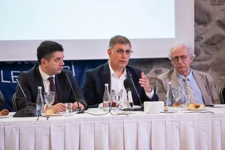 Başkan Tugay'dan Kültürpark açıklaması: Yeşil doku korunacak, gereksiz yapılar kalkacak