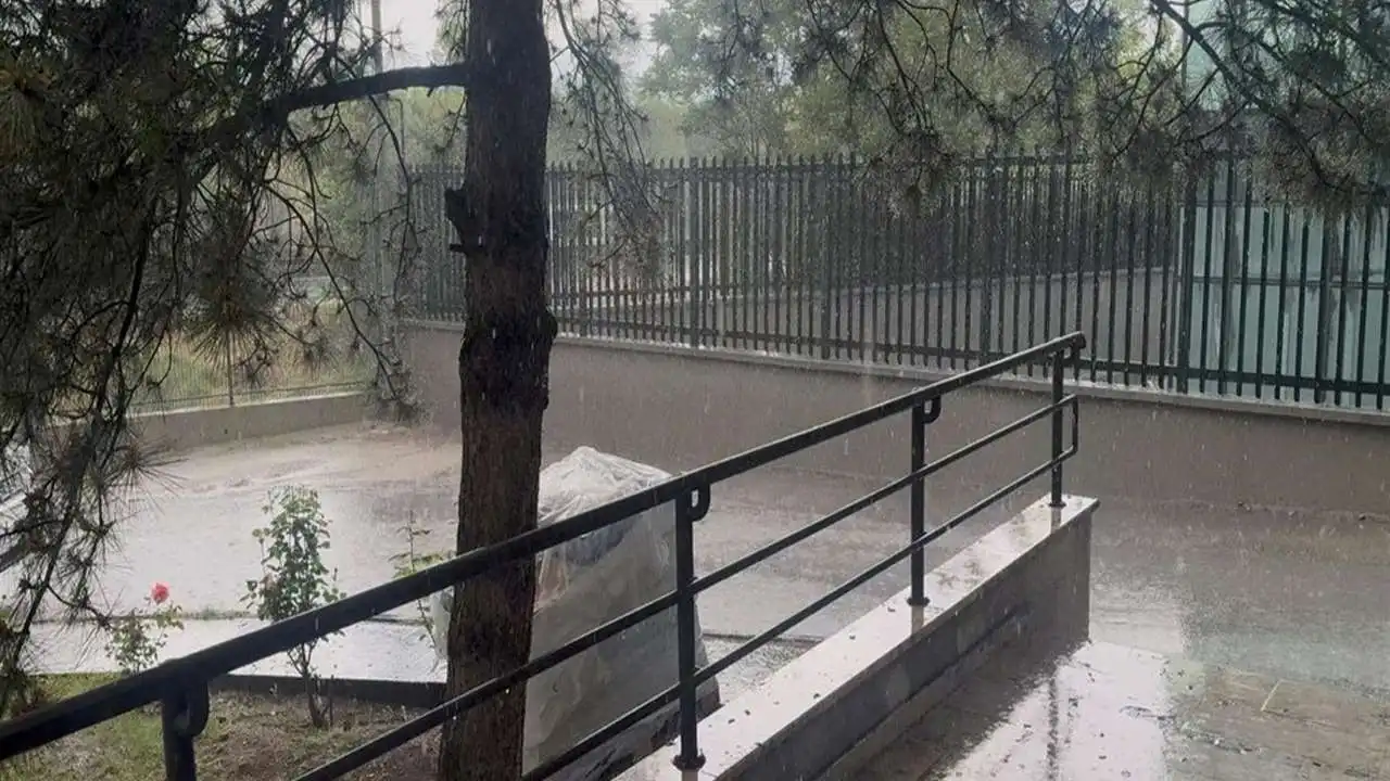 Başkentte sağanak etkili oldu: Cadde ve sokaklar göle döndü! haberinin görseli