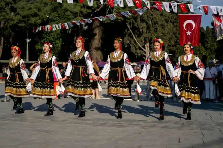 Bornova’da 4. Halk Dansları Festivali coşkuyla başladı