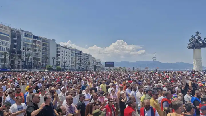 DİSK’ten işçilere pazartesi çağrısı: İzmir’i kırmızıya boyacağız!