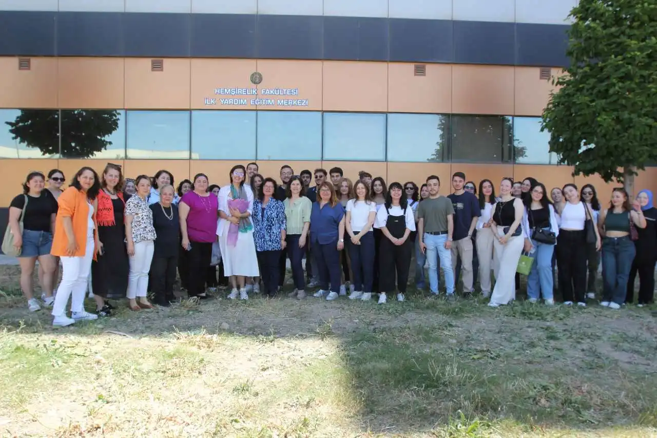 Ege Üniversitesi’nde kahkaha terapisi deneyimi haberinin görseli