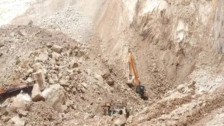 Endenozya'da taş ocağında heyelan!