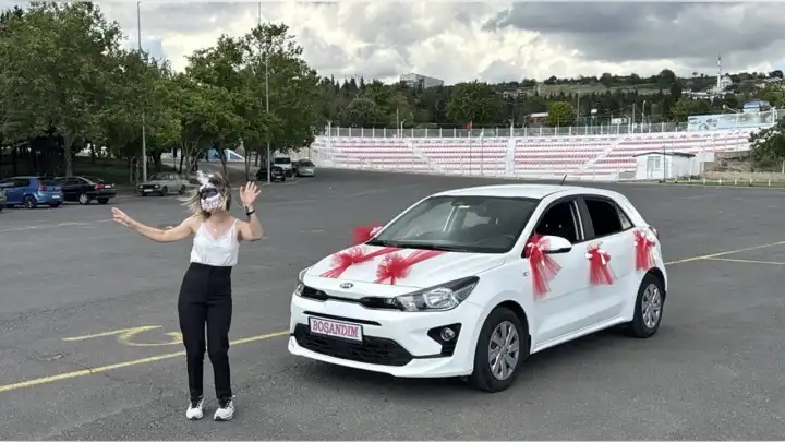 Eşinden boşanmasını göbek atarak kutladı