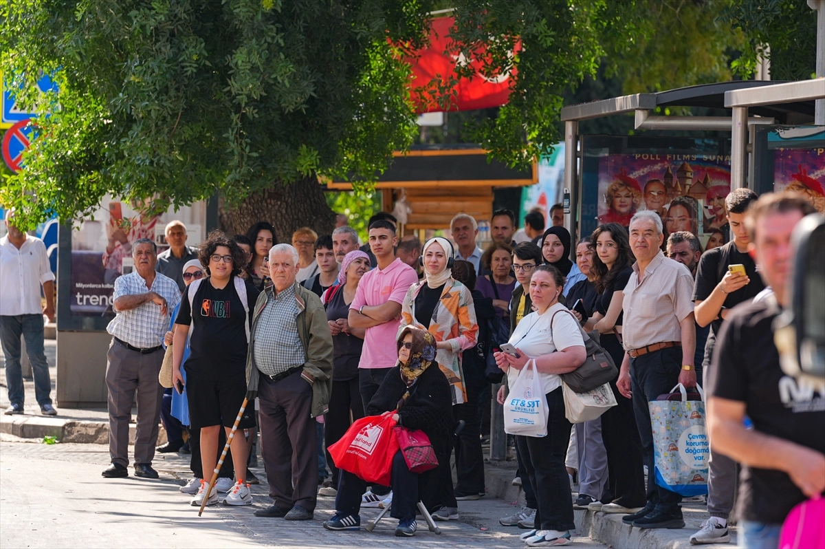 İzmir&#039;de Büyükşehir Belediyesi işçileri grevde: Hizmetler aksamaya uğradı başlıklı video haberin görseli