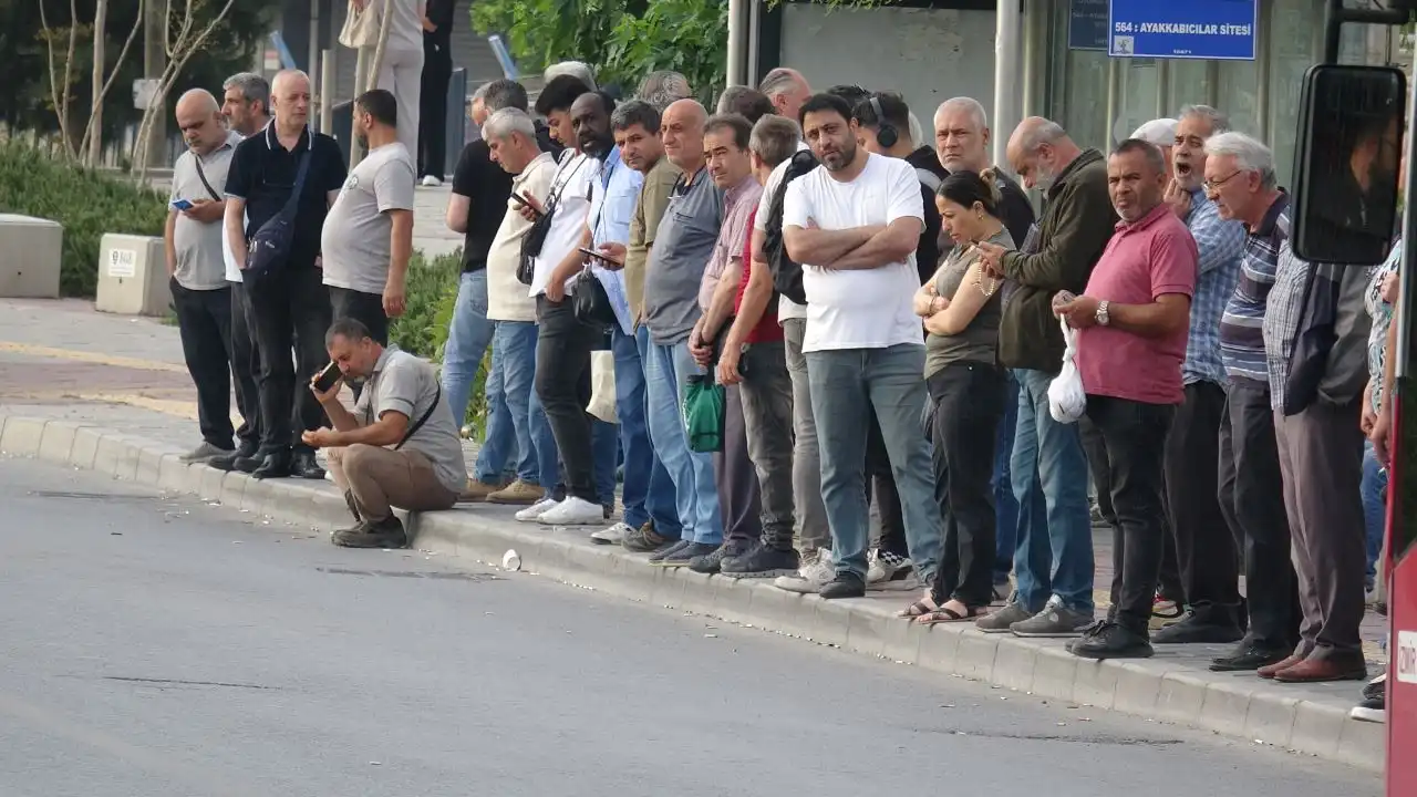 İzmir’de grev 2. gününde: Duraklar doldu, caddelerde trafik kilitlendi haberinin görseli
