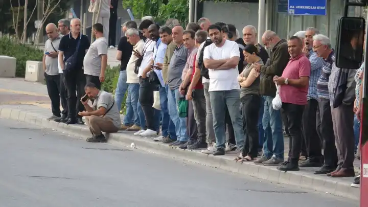 İzmir’de grev 2. gününde: Duraklar doldu, caddelerde trafik kilitlendi