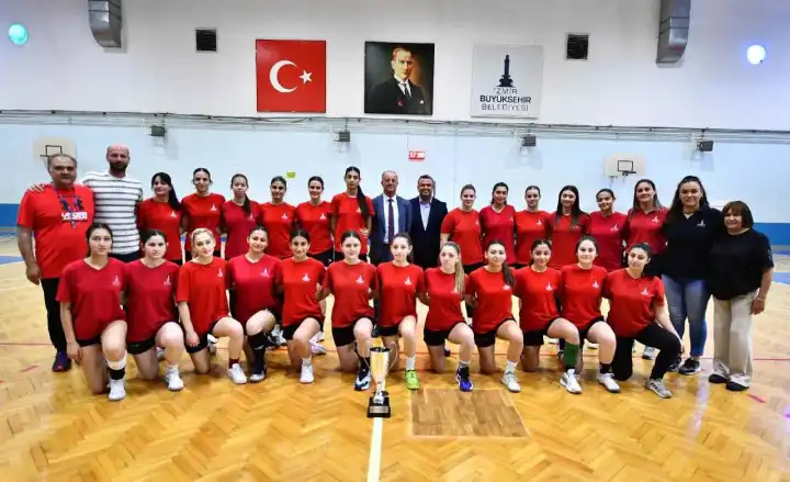 İzmir’de sporcu yetiştiren fabrika: İzmir Büyükşehir Belediyesi Spor Kulübü hentbol takımlarıyla parlıyor