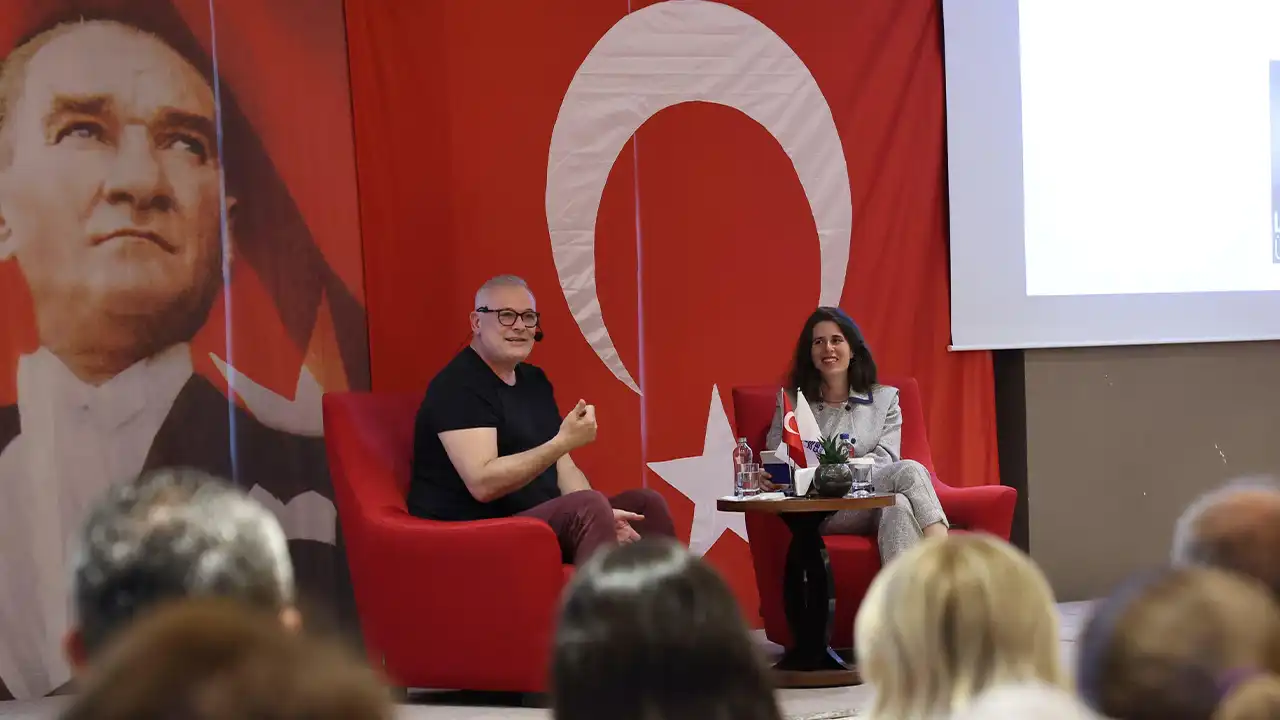Levent Üzümcü Çeşme’de sanatseverlerle buluştu haberinin görseli
