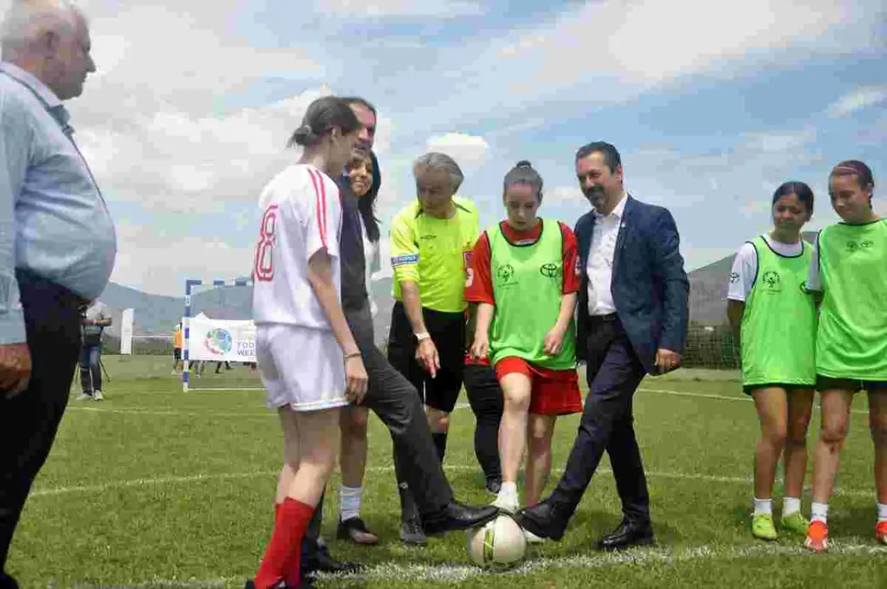 Özel sporcuların futbol heyecanı İzmir’de yaşandı haberinin görseli