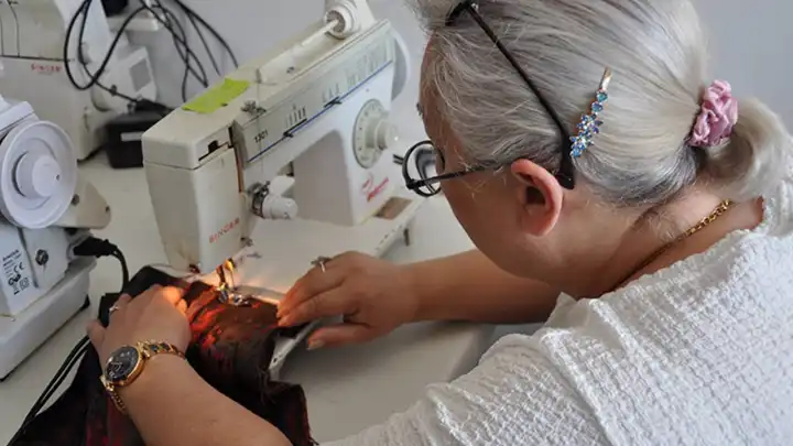 Tekstil atıkları sihirli ellerde çantaya dönüşüyor