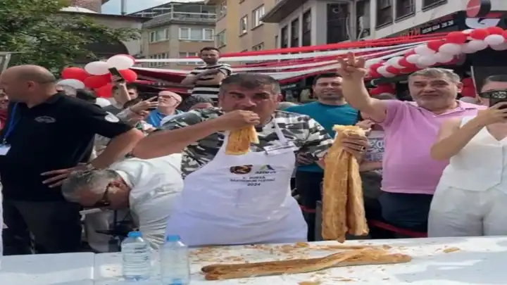 5 dakikada 11 metrelik böreği yedi, altını kaptı!