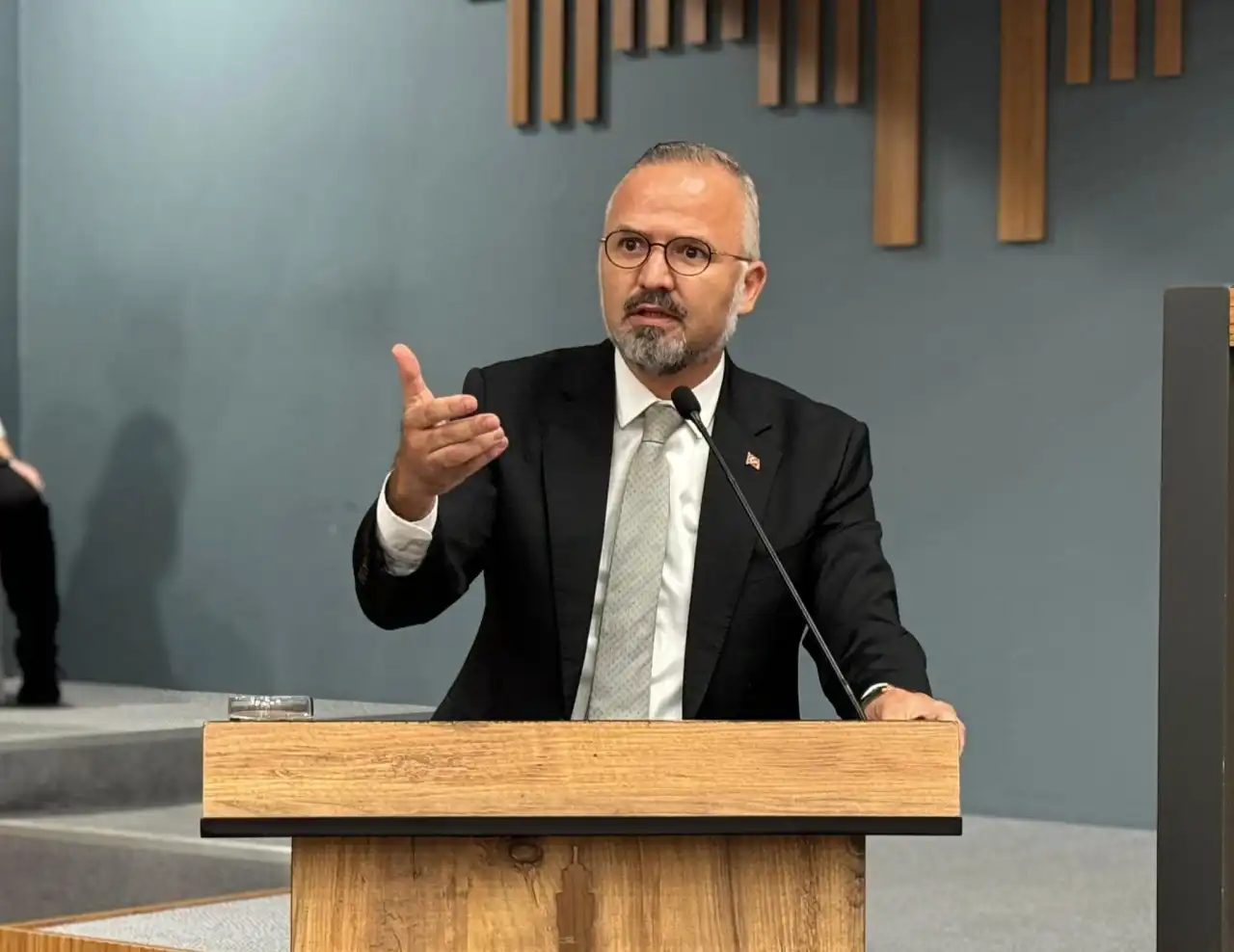AK Partili Yıldız, görüntüleri paylaşıp Torbalı Belediyesi'ne yüklendi! İlgisizliği yüzünden kurbanlıklar suyun içinde perişan haberinin görseli