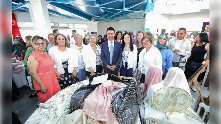 Bayraklılı kadınlar el sanatlarını sergiledi