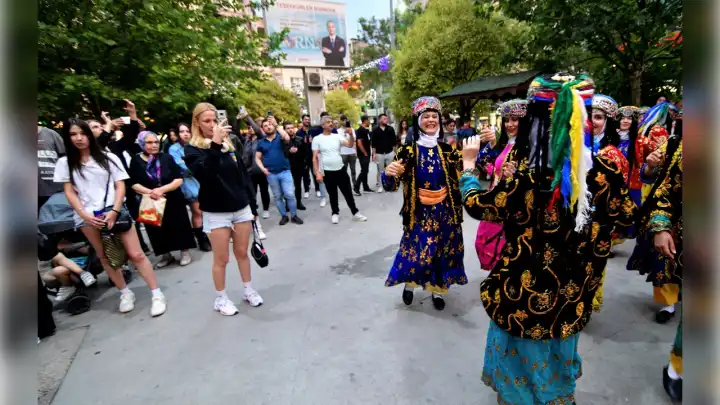 Bornova'da Halk Dansları Festivali sokaklara taştı