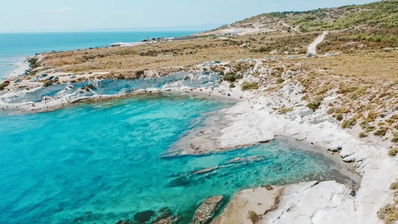 “Burası nasıl hâlâ bozulmamış?” dedirten o koy… Bu koyun Çeşme’de olduğuna kimse inanmıyor! Denizi cam gibi, havası sessiz haberinin görseli