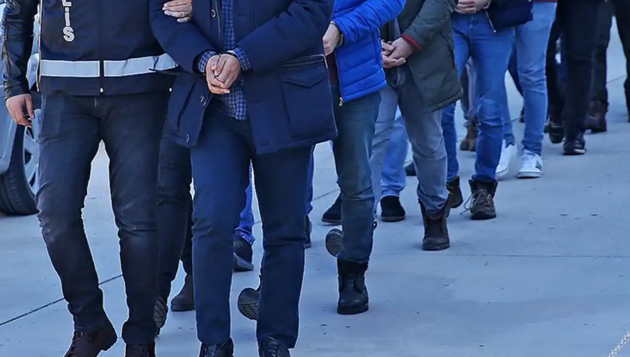 CHP İzmir milletvekillerinden 47 kişinin gözaltı kararına sert tepki haberinin görseli