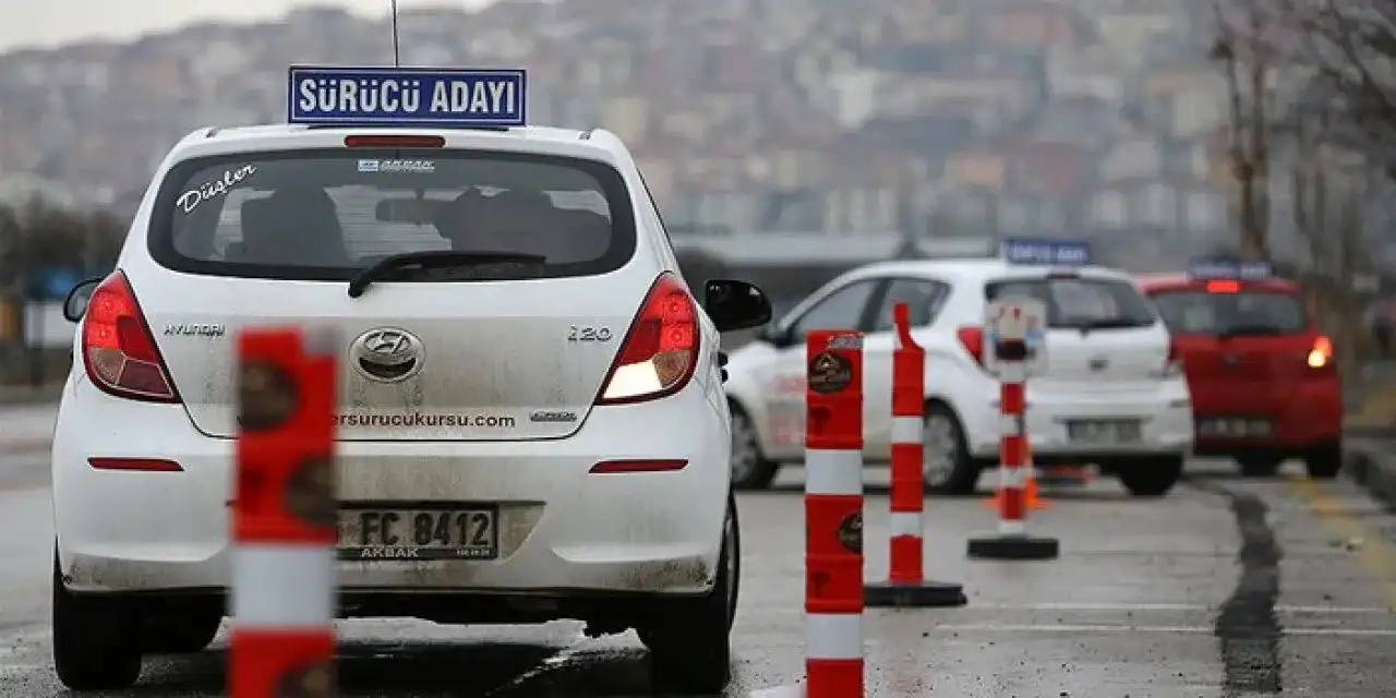 Ehliyet alacaklar dikkat: Direksiyon sınavında u dönüşü kalktı mı? haberinin görseli