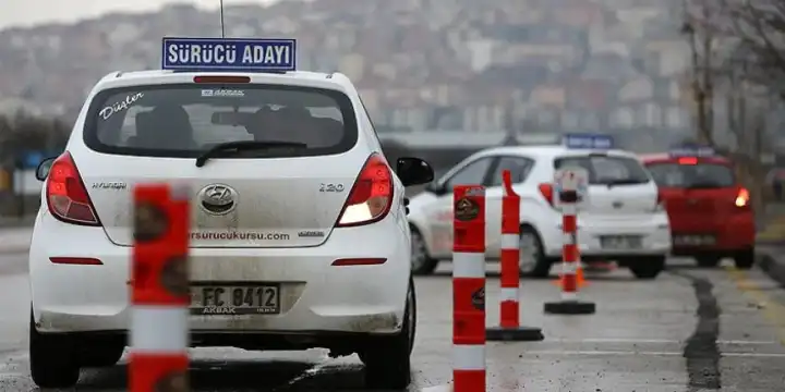 Ehliyet alacaklar dikkat: Direksiyon sınavında u dönüşü kalktı mı?