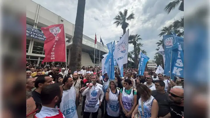 İzmir'de grev devam ediyor: İzmir Büyükşehir ile sendika masada