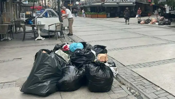 İzmir'de sokaklar çöpten geçilmiyor