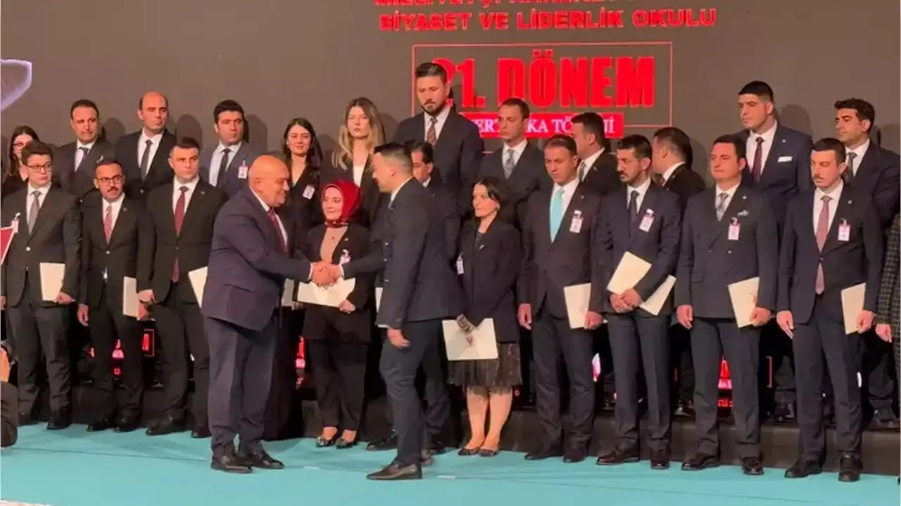 MHP Siyaset ve Liderlik Okulu'nda sertifikatöreni haberinin görseli