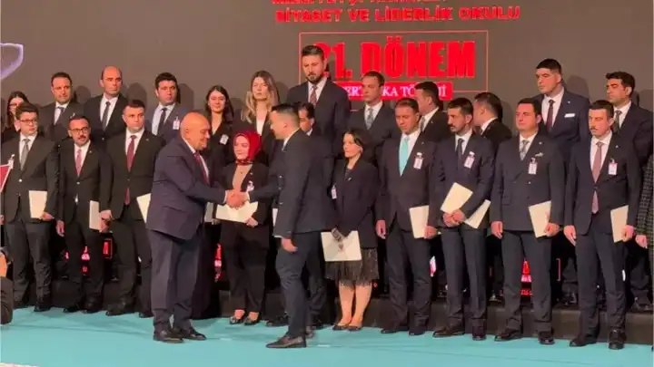 MHP Siyaset ve Liderlik Okulu'nda sertifikatöreni