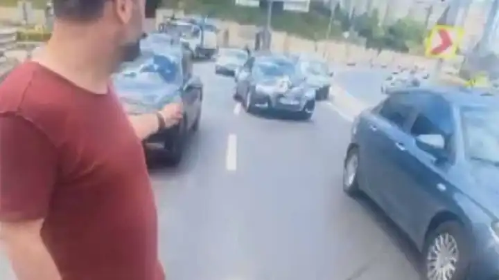 İstanbul’da motosiklet kazası: Yola düşen sürücüyü korumak için yolu trafiğe kapattılar