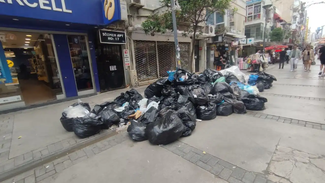 İzmir’de dört bir yanı çöp sardı haberinin görseli