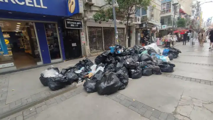 İzmir’de dört bir yanı çöp sardı