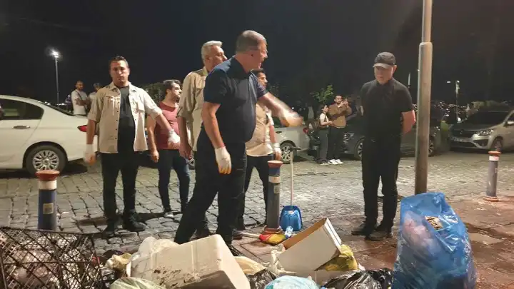İzmirlilere dayanışma çağrısı yapmıştı: Başkan Tugay çöp toplamaya çıktı, sendika üyeleri tepki gösterdi
