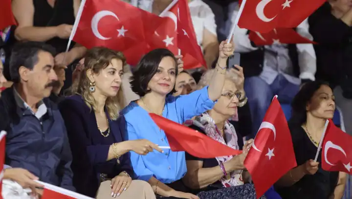 Karabağlar’da halk oyunları coşkusu