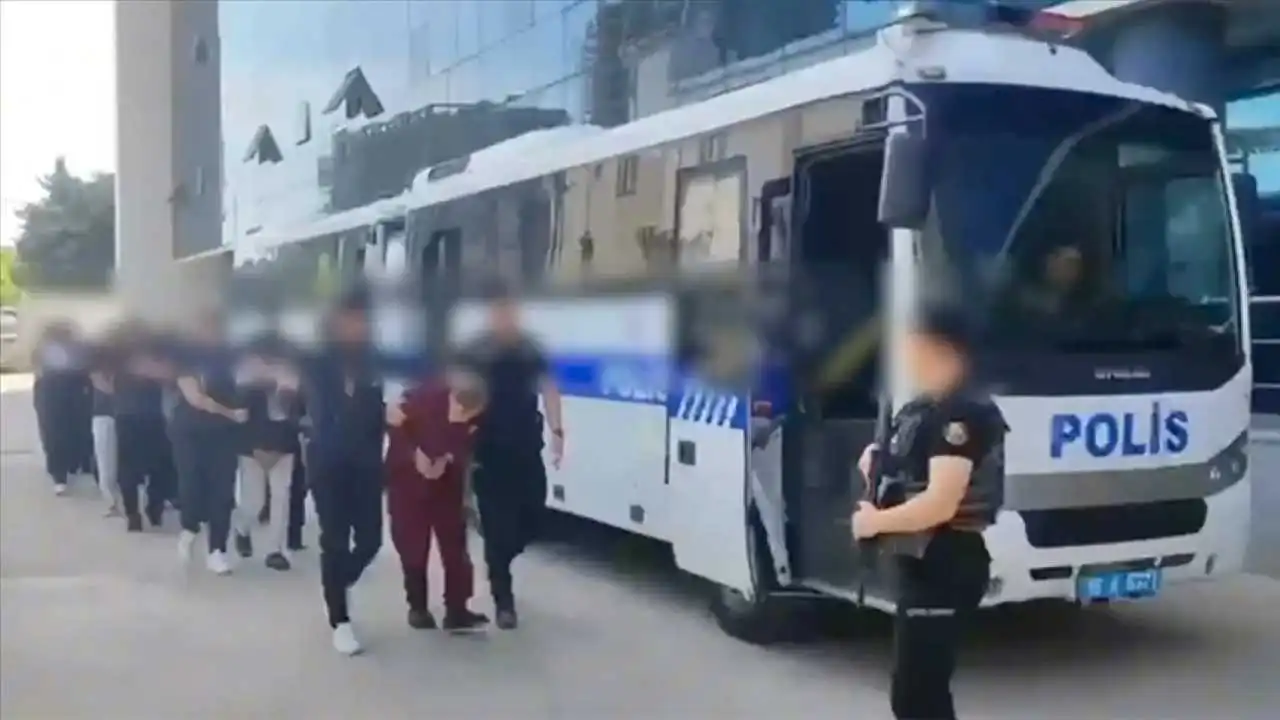 52 ilde siber suçlara yönelik dev operasyon: 423 şüpheli yakalandı haberinin görseli