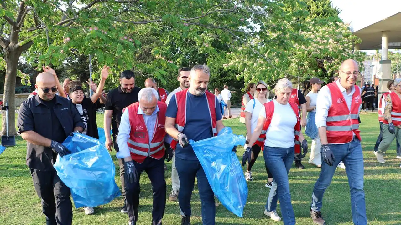 Başkan Tugay'dan sonra Aslanoğlu'da sahaya indi: Bir çöpü bile dışarıda bırakmayacağız haberinin görseli