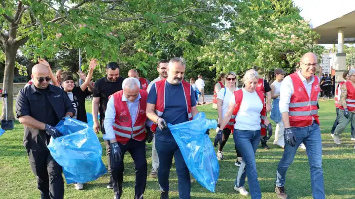 Başkan Tugay'dan sonra Aslanoğlu'da sahaya indi: Bir çöpü bile dışarıda bırakmayacağız