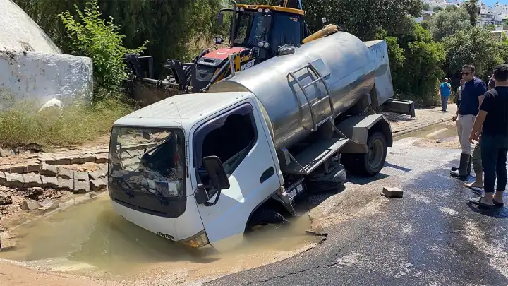 Bodrum’da isale hattı patladı: Tanker çukurda mahsur kaldı