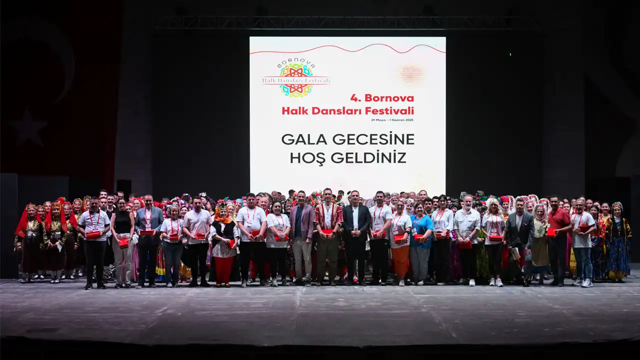 Bornova’da halaylarla dolu festival coşkusu haberinin görseli