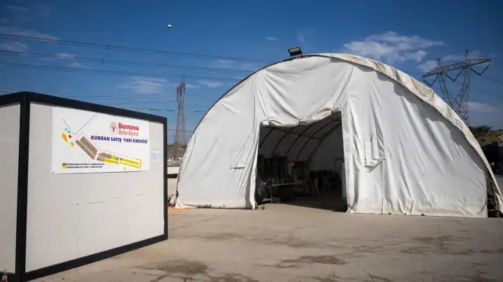 Bornova’da modern Kurban Pazarı hizmete açıldı