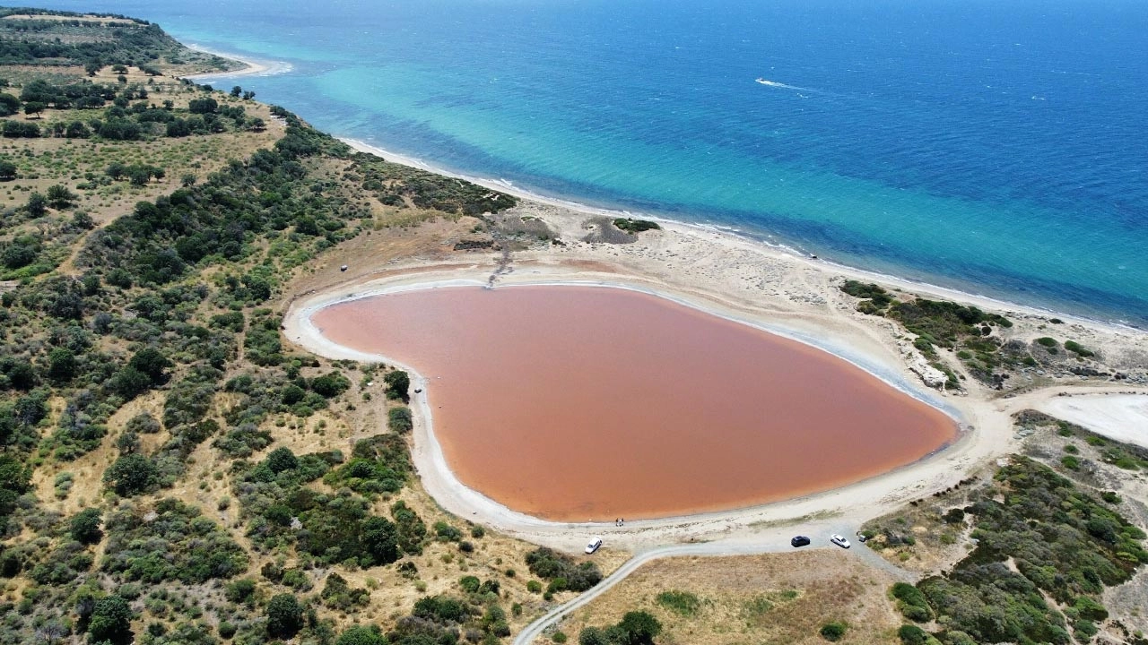 Çanakkale&#039;deki Kalpli Göl, pembe rengini aldı başlıklı video haberin görseli